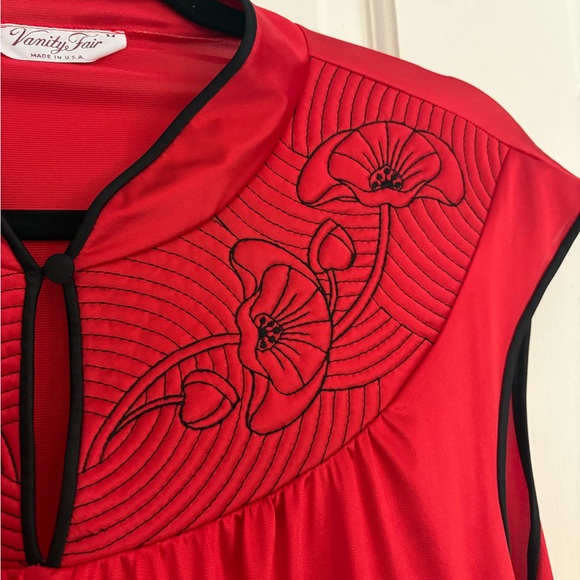 Vanity Fair 1970s Vintage Red Nightgown with Poppy Flower Black Embroidery - Picture 5 of 9